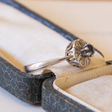 Anello vintage a margherita in oro bianco 14K con zaffiro e diamanti, anni ‘60