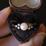 Anello vintage in oro bianco 14K con perla e diamanti (0.12ctw ca.), anni ‘60