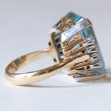 Anello vintage in oro giallo 18K e in oro bianco 18K con acquamarina (17ct ca.) e diamanti (0.32ctw ca.), anni ‘70