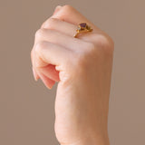 Anello vintage in oro giallo 18K con rubino (0.90ct ca.) e diamanti (0.20ctw ca.), anni ‘70/‘80
