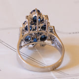 Anello vintage in oro bianco 18K con zaffiri sintetici (4ctw ca.) e diamanti (0.10ctw ca.), anni ‘70