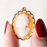 Ciondolo vintage in oro giallo 18K con cammeo su conchiglia e catenina in oro giallo 18K, anni ‘50/‘60