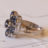 Anello vintage in oro bianco 18K con zaffiri sintetici (4ctw ca.) e diamanti (0.10ctw ca.), anni ‘70