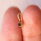 Lotto comprendente ciondolo in oro 18K con ametista, ciondolo in oro 18K con zaffiro e ciondolo a forma di chiave di violino in oro 18K