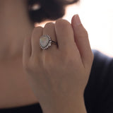 Anello vintage in oro bianco 14K con opale (5ct ca.) e diamanti (0.64ctw ca.), anni '70