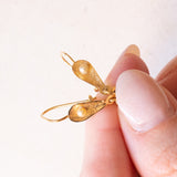 Orecchini pendenti vintage in oro giallo 18K con perline bianche, anni ‘70