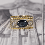 Anello antico da uomo in oro 18K con zaffiro centrale e rosette, anni ‘40 - Antichità Galliera