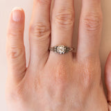 Anello antico in platino e oro bianco 18K con diamanti (centrale 0.30ct ca.), anni ‘20/‘30