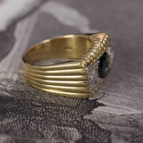 Anello antico da uomo in oro 18K con zaffiro centrale e rosette, anni ‘40