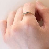 Anello vintage a “V” in oro 14K e zaffiri, anni ‘70