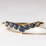 Anello vintage a “V” in oro 14K e zaffiri, anni ‘70