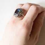 Anello vintage in stile antico in oro 18K e argento con zaffiro e rubini