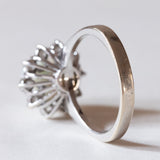 Anello vintage a margherita in oro bianco 14K con perla e diamanti (1ctw ca.), anni ‘50/‘60