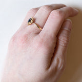 Anello vintage a margherita in oro 18K con zaffiro e diamanti, anni ‘70