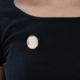 Spilla vintage in oro 18K con cammeo su conchiglia, anni ‘50