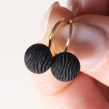 Orecchini antichi in oro giallo 18K con giaietto inciso, primi del ‘900