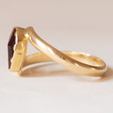 Anello vintage in oro 18K con granato di taglio a goccia, anni ‘40/‘50