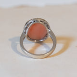 Bague marguerite vintage en or blanc 18 carats avec corail et diamants, 1960