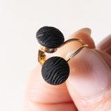 Orecchini antichi in oro giallo 18K con giaietto inciso, primi del ‘900