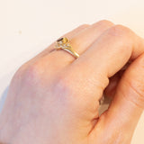 Anello vintage in oro 18K con granato e pietre bianche, anni ‘70
