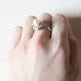 Anello vintage in oro bianco 14K con perla e diamanti (0.36ctw ca.), anni ‘60