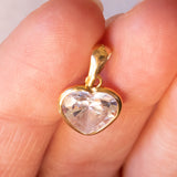 Lotto comprendente ciondolo in oro 18K con zircone e ciondolo a forma di carta di due di cuori in oro 18K