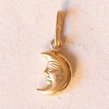 Lotto comprendente ciondolo in oro 18K con ametista, ciondolo in oro 18K a forma di “Uomo della Luna” in oro 18K e ciondolo in oro 9K a forma di elefantino