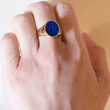 Anello antico da sigillo in oro 14K con lapislazzuli inciso, anni ‘30