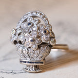 Anello vintage a forma di cestino di fiori in oro 18K, diamanti bianchi, diamanti fancy gialli e zaffiri, anni ‘60
