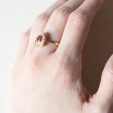Anello vintage a margherita in oro 18K con rubino (0.30ct ca.) e diamanti (0.30ctw ca.), anni ‘60