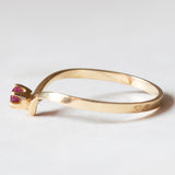 Anello a “V” vintage in oro 18K con rubino, anni ‘70