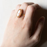Anello vintage in oro 18K con cammeo su conchiglia, anni ‘50/‘60