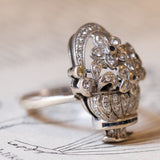 Anello vintage a forma di cestino di fiori in oro 18K, diamanti bianchi, diamanti fancy gialli e zaffiri, anni ‘60