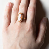 Anello vintage in oro 18K con cammeo su conchiglia, anni ‘50/‘60