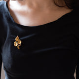 Spilla vintage in oro 18K con pasta di vetro verde e perline, anni ‘50