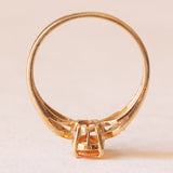 Anello vintage in oro giallo e in oro bianco 9K con zaffiro arancione (0.80ct ca.) e diamanti, anni ‘70