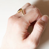 Anello vintage in oro 18K con granato di taglio a goccia, anni ‘40/‘50