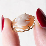 Ciondolo vintage in oro giallo 18K con cammeo su conchiglia e catenina in oro giallo 18K, anni ‘50/‘60
