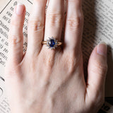 Anello a margherita vintage in oro 9K con zaffiro (0.80ct ca.) e diamanti (0.24ctw ca.), anni ‘60/‘70