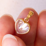 Lotto comprendente ciondolo in oro 18K con zircone e ciondolo a forma di carta di due di cuori in oro 18K