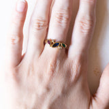 Anello vintage in oro 14K con rubino, smeraldo, zaffiro e diamanti (0.05ctw ca.), anni ‘70/‘80