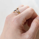 Anello vintage in oro 18K con zaffiri e diamante, anni ‘70