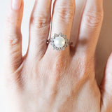 Anello vintage a margherita in oro bianco 14K con perla e diamanti (1ctw ca.), anni ‘50/‘60