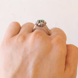 Anello vintage a margherita in oro bianco 18K con smeraldo (2.20ct ca.) e diamanti (1ctw ca.), anni ‘60
