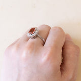 Anello vintage a margherita in oro bianco 14K con opale di fuoco (2.50ct ca.) e diamanti (0.70ctw ca.), anni ‘70