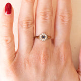 Anello vintage a margherita in oro giallo e in oro bianco 14K con zaffiro (0.05ct ca.) e diamanti (0.20ctw ca.), anni ‘40/‘50