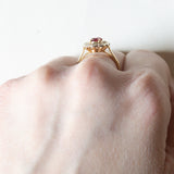 Anello vintage a margherita in oro 18K con rubino (0.30ct ca.) e diamanti (0.30ctw ca.), anni ‘60