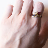 Anello contrarié vintage in oro 14K con zaffiro, rubino e diamanti (0.12ctw ca.), anni ‘70/‘80