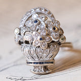 Anello vintage a forma di cestino di fiori in oro 18K, diamanti bianchi, diamanti fancy gialli e zaffiri, anni ‘60