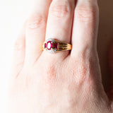 Anello vintage in oro giallo 18K e in oro bianco 18K con rubini e diamanti (0.18ctw ca.), anni ‘70